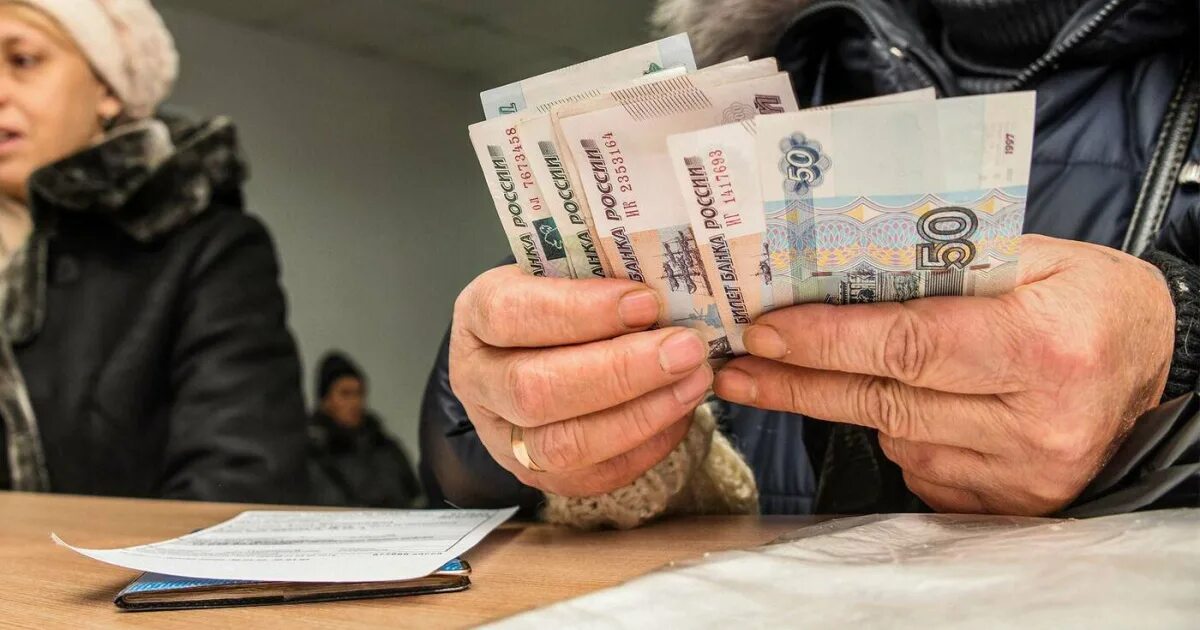 Банк для пенсионеров. Деньги в руках пенсионера. Пожилые люди и компьютер. Пенсионеры банки доходы. Пенсионеры пенсия.