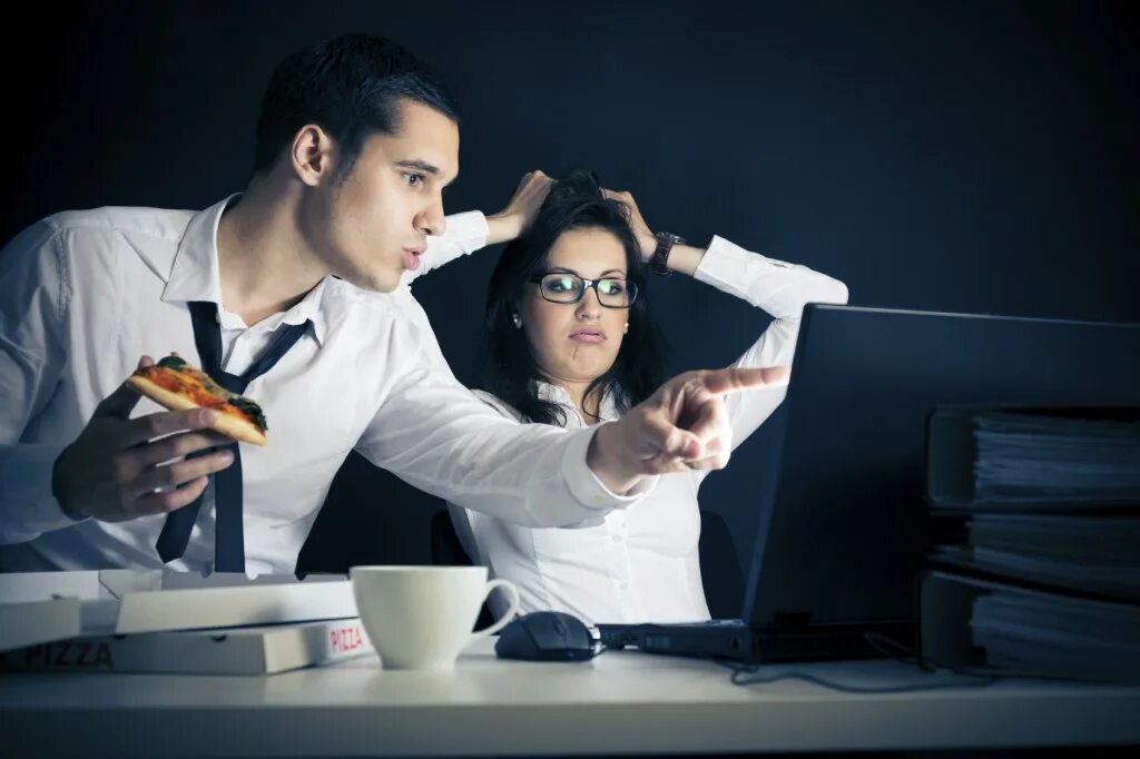 Ночная работа. Офисный работник ночью. работа в офисе до позна. ночная работа в офисе.