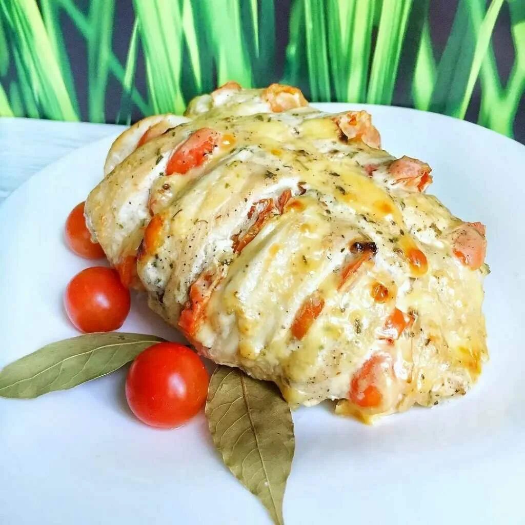 Куриная грудка запеченная с помидорами и сыром. Куриная грудка Цоцхали. Грудка куриная запеченная в духовке с помидорами. Высоцкая куриная грудка