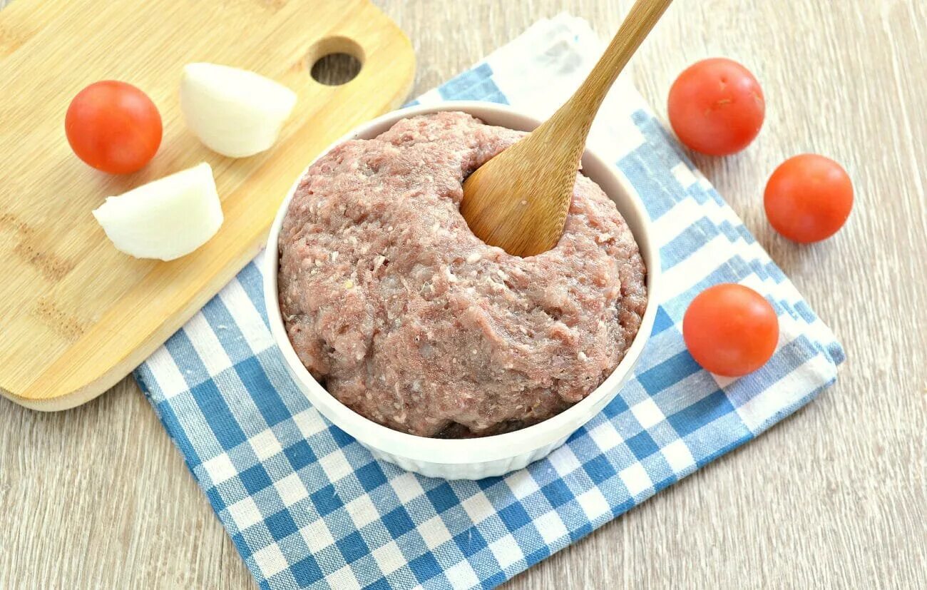 Как сделать фарш сочным. Фарш для пельменей. пельмени с мясом. сочный фарш для пельменей. фарш для пельменей домашних.