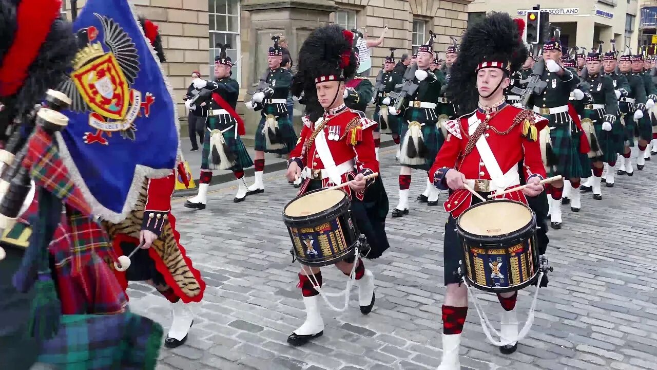 Have street parades. Черная стража Шотландия. Уличный парад. Парад бифитеров. Устраивать уличные парады.