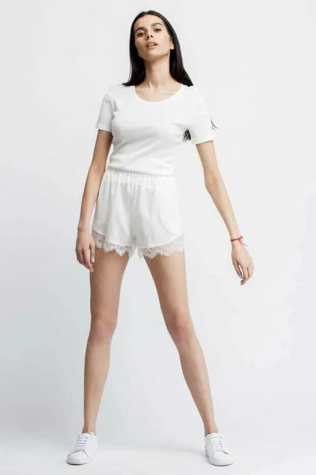 Девушка в шортах. Футболка и джинсовые шорты. Девушка в белой майке и шортах. Футболка и шорты. Топовая одежда для девушек.