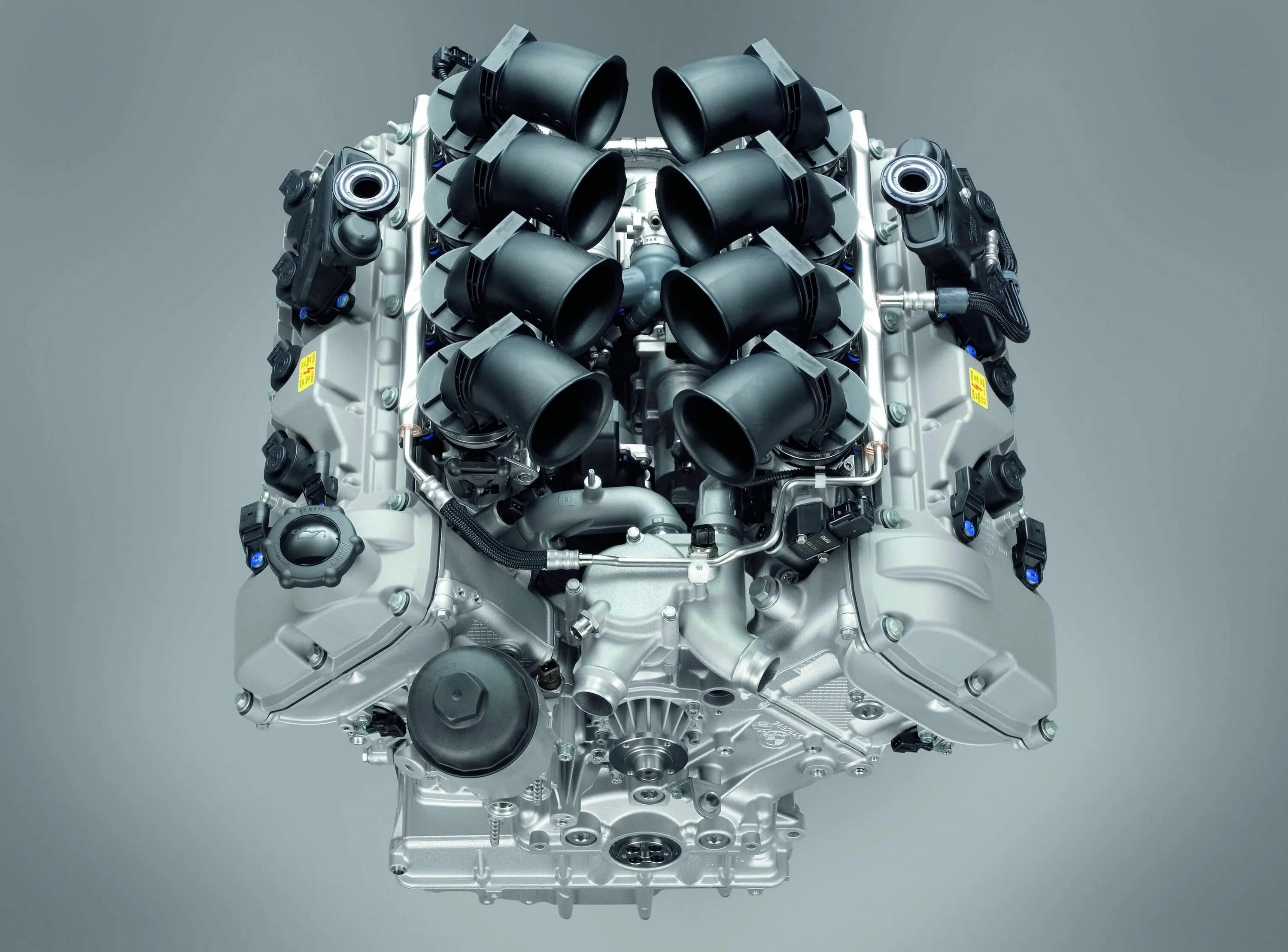 Двигатель автомобиля бмв. BMW s65b40. S65 BMW мотор. Мотор s65b40. BMW s65 v8.