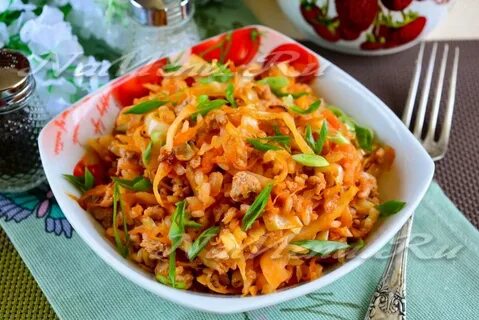 Капуста тушеная в кастрюле с морковью
