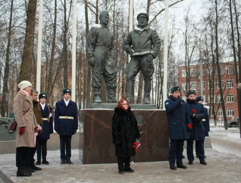 Иваново полка нормандия неман. Памятник бойцам дивизии нормандия - неман в иваново. Памятник нормандия неман в иваново. Памятник летчикам полка «нормандия-неман». Иваново полка нормандия неман.
