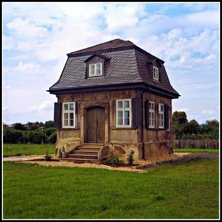 Маленький домик с башенкой. Маленький квадратный дом. The little House. Дом башня с мансардой над каналом.