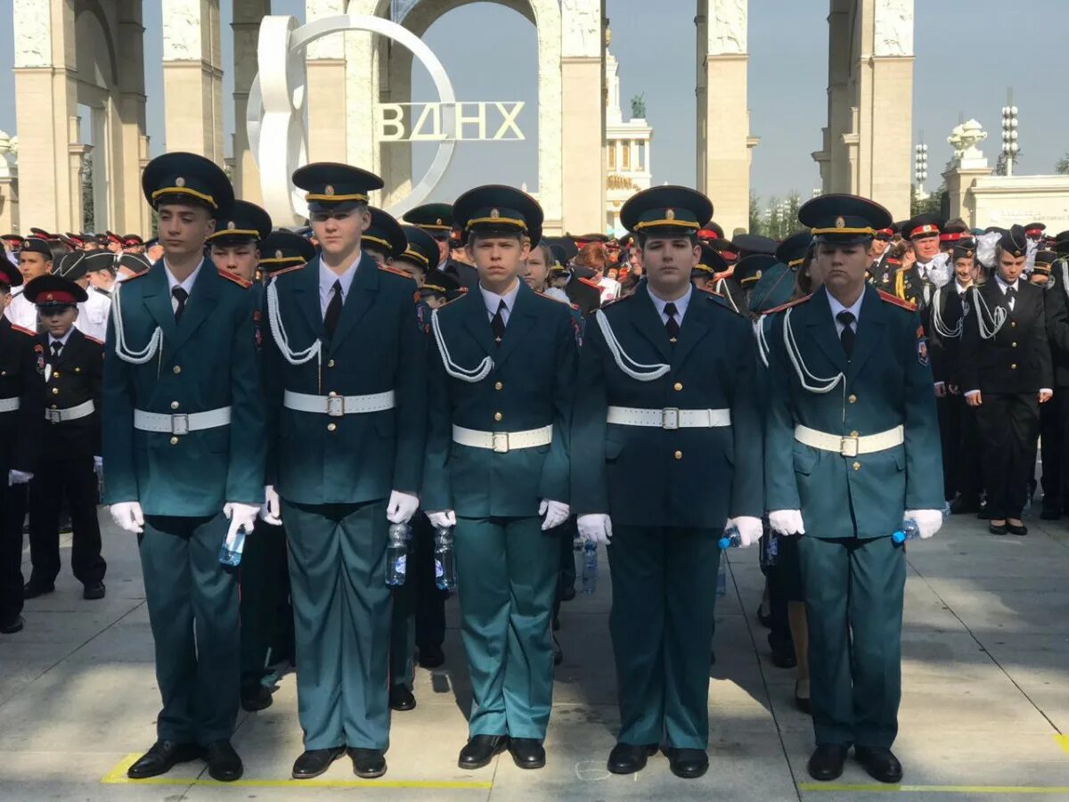 Парадный корпус. Парадная форма кадетского корпуса. парадная форма офицеров кадетских корпусов. парадная форма на пост. парадная форма миротворцев россии.
