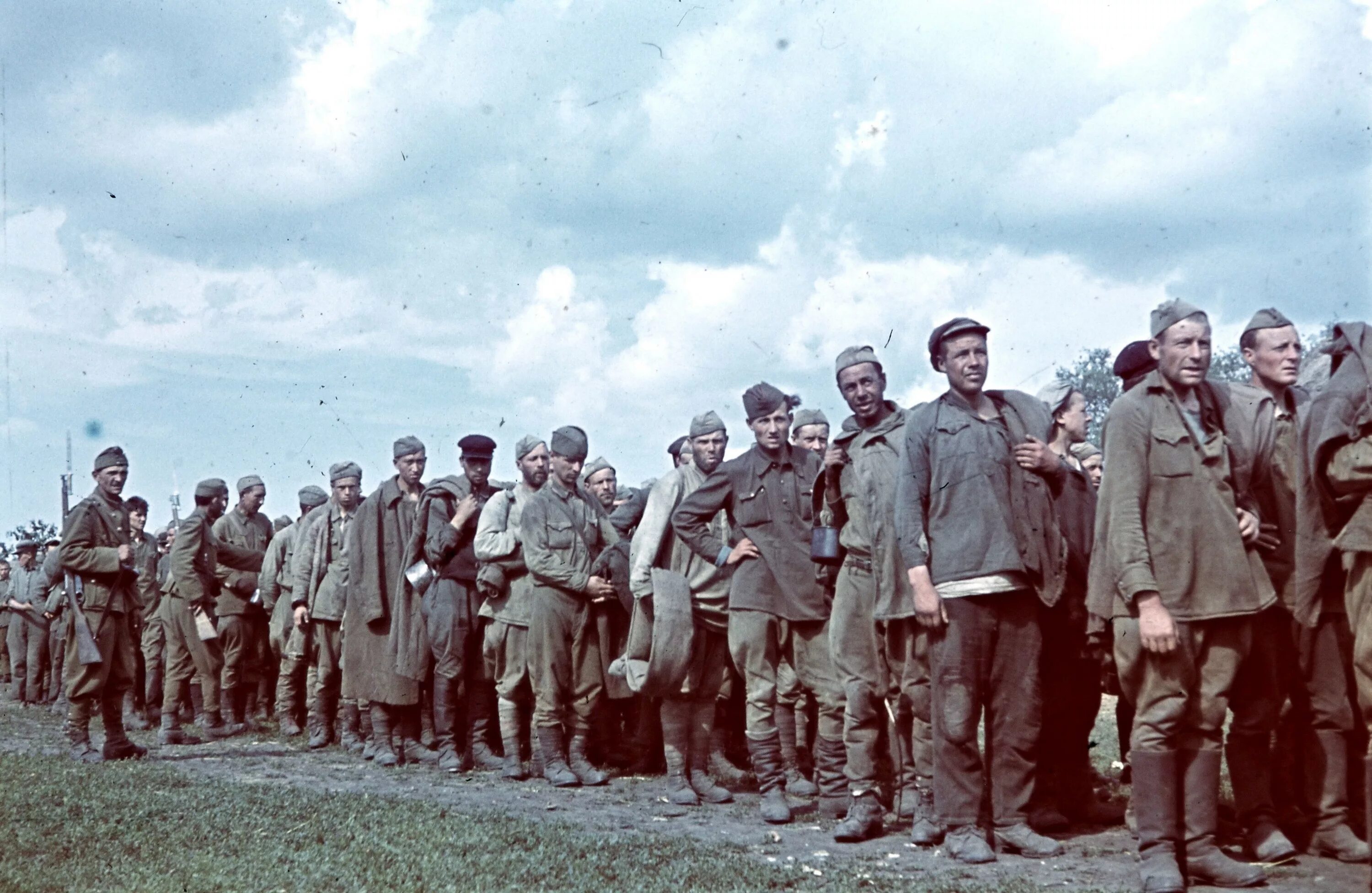 Советские военнопленные 1942. Пленные немецкие солдаты 1942. Лагерь советских военнопленных 1941. Пленные советские солдаты ВОВ. Помощь военнопленным