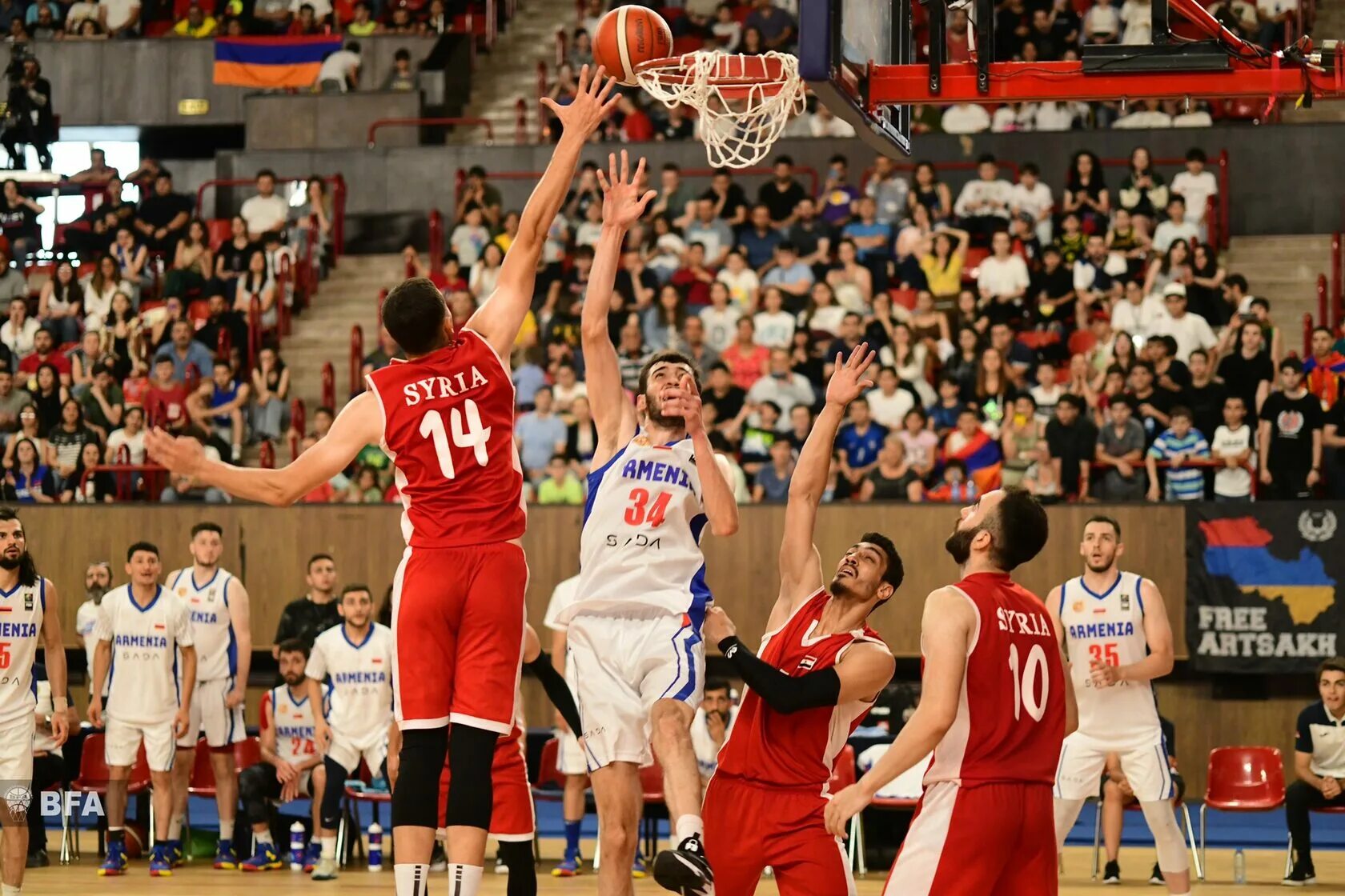 Баскетбол армения. Сборная Армении баскетбол. Армянская сборная по баскетболу. Баскетбольный матч.