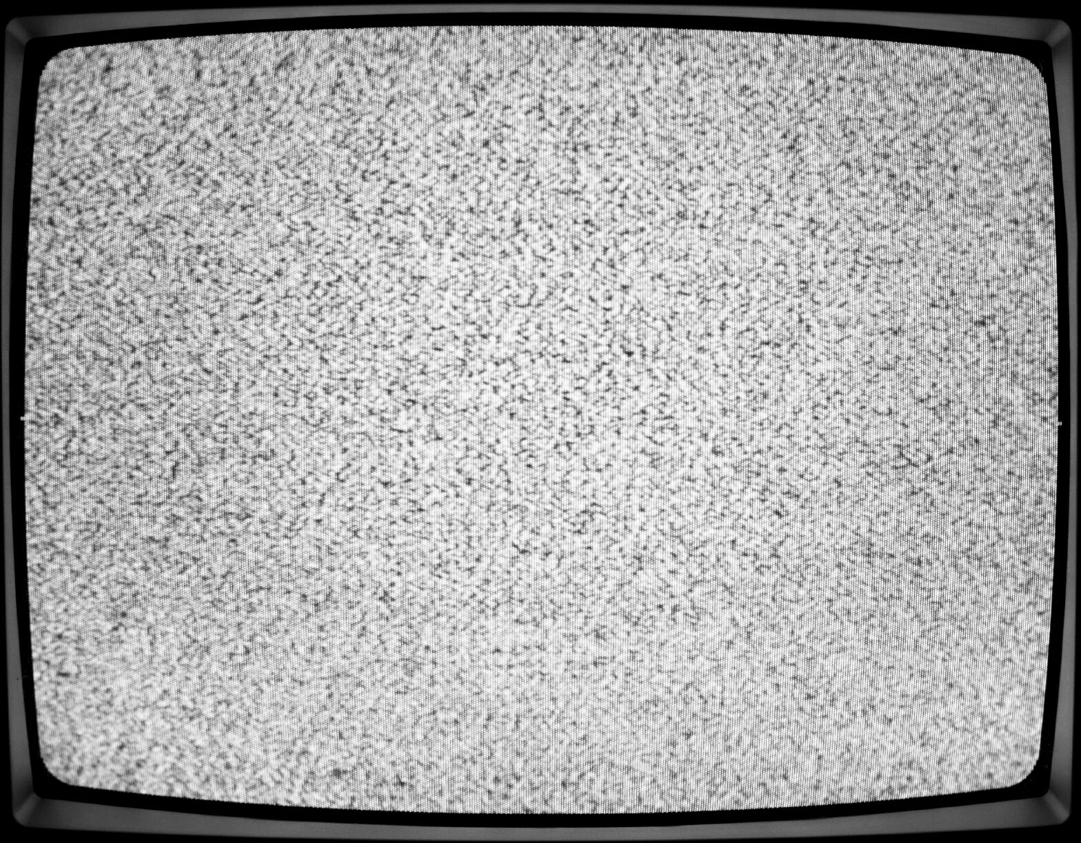 Черно белый экран телевизора. Серый экран телевизора. Помехи на телевизоре. Экран телевизора с помехами. Помехи на экране телевизора.