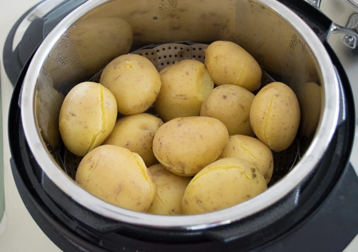 Сколько варить до полуготовности. Steamed Potatoes. Ножки над картошкой. Steamed Potato. Boiled Potatoes Steam.