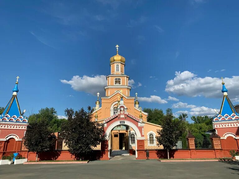 Тихвинский богородицкий монастырь бузулук. Тихвинский богородицкий монастырь бузулук. Тихвинский монастырь в город бузулуке. Монастырь в бузулуке оренбургской области. Собор тихвинско-богородицкого монастыря.