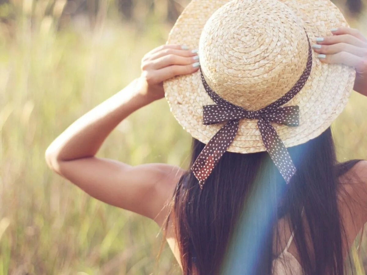 Фото на аватарку в контакте. Девушка в шляпе. Девушка в шляпке со спины. Красивые девушки в шляпках. Девушка лето.