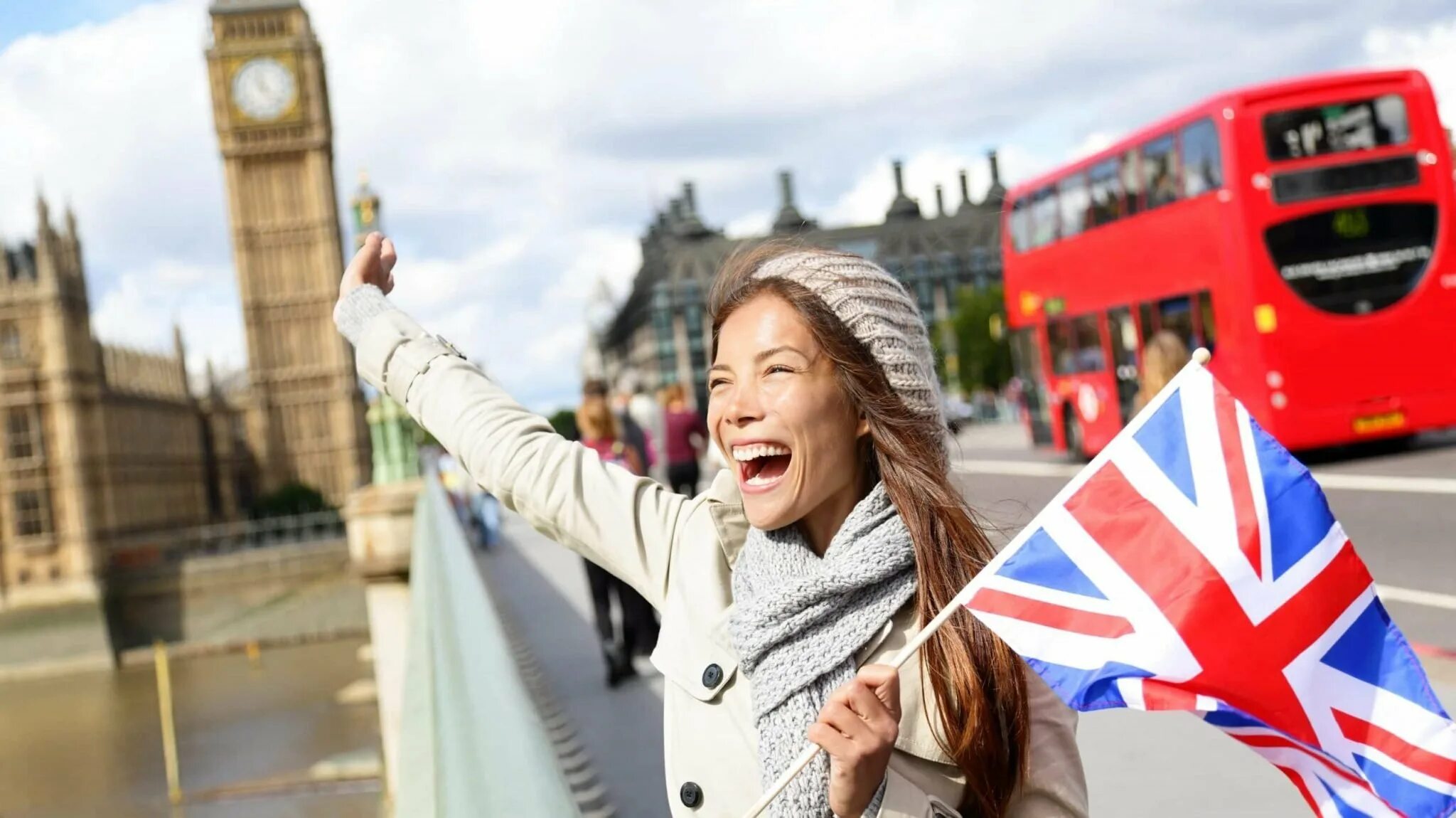 She speak foreign languages. Туристы в Великобритании. Туристы в Лондоне. Великобритания люди. Лондон люди.