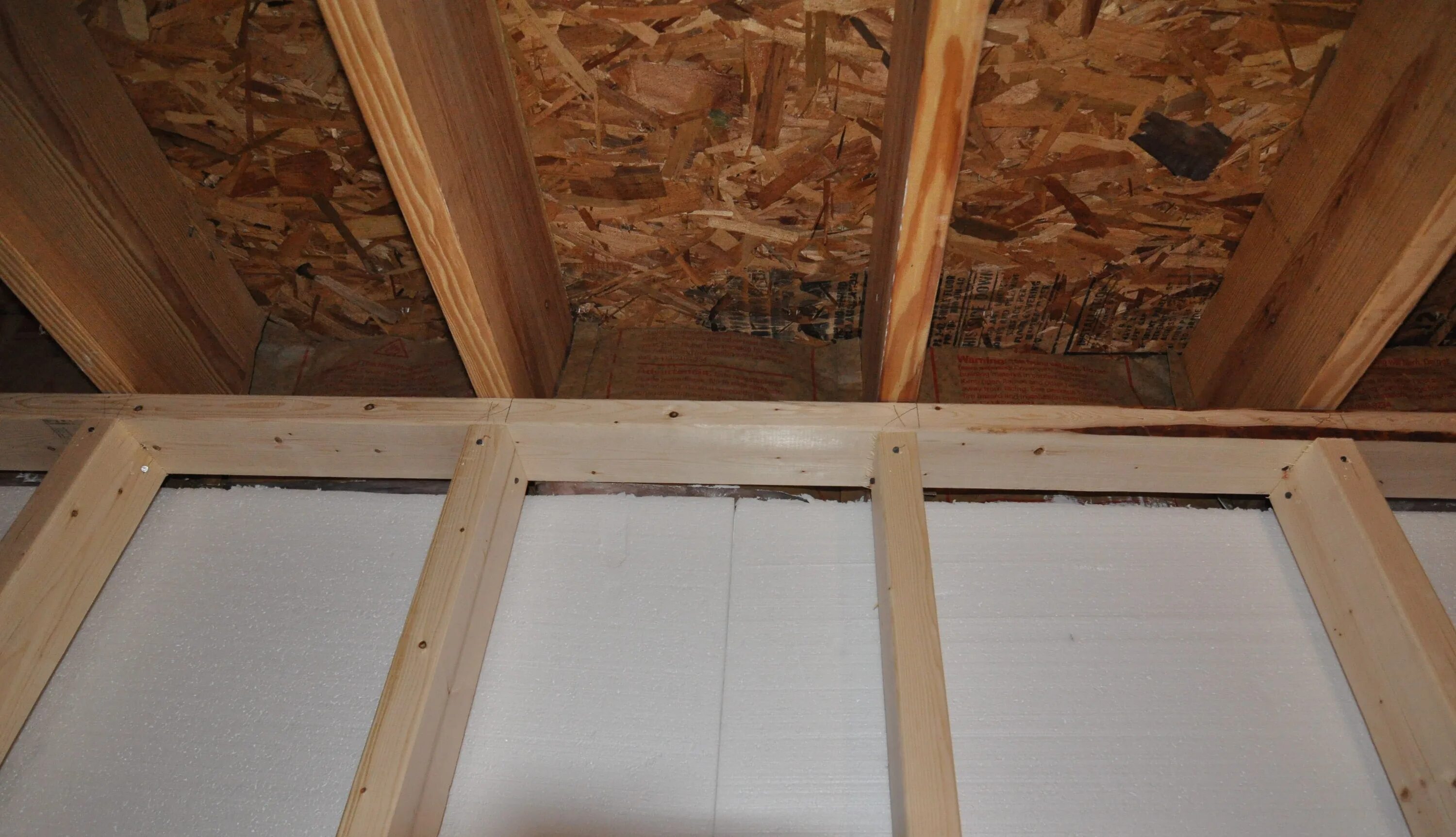 Потолок с деревянной обрешеткой. Каркас для пластикового потолка. Обрешетка потолка в каркасном доме. Монтаж обрешетки на потолок.