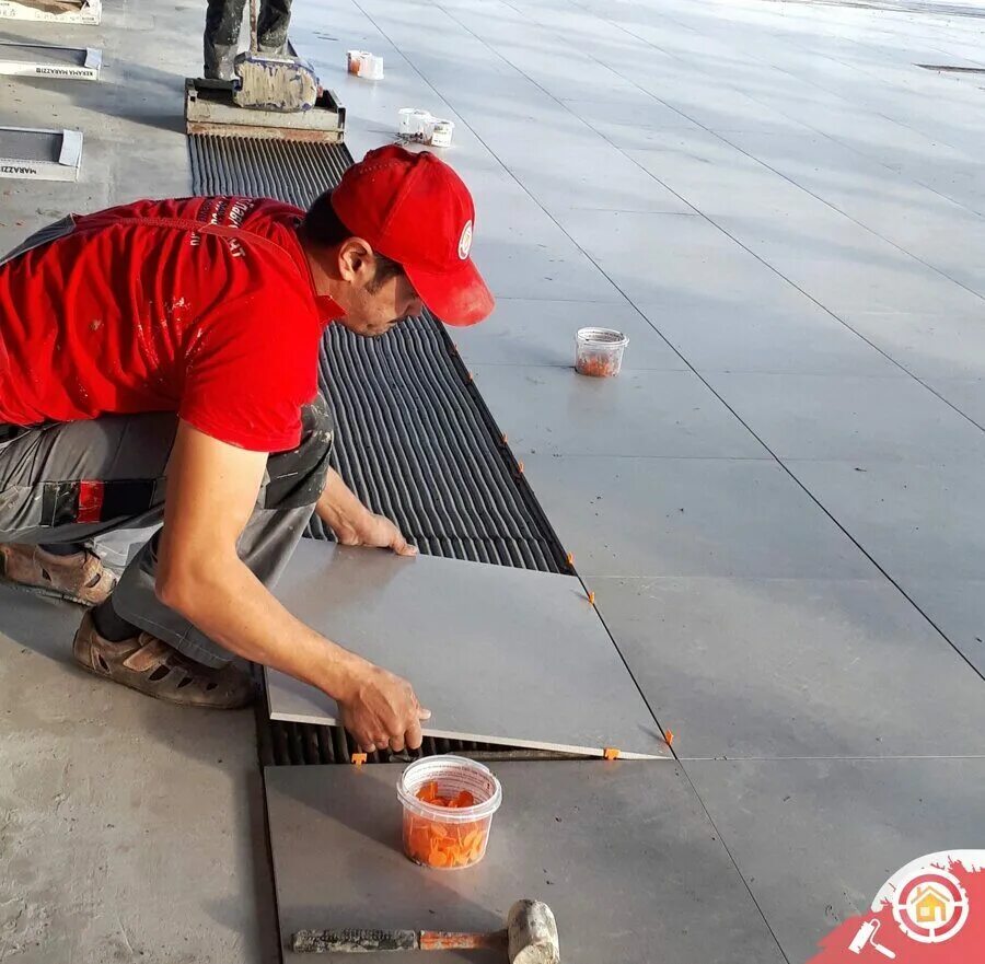 Укладчик плитки. Плиточники. Плиточника дону. Профессиональный плиточник. Мастер плиточник.