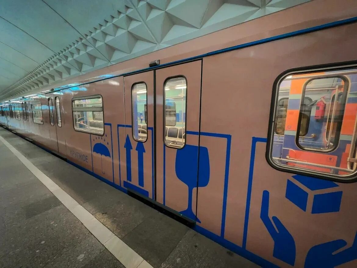 Почтовое метро. Вагон метро. поезд метро. поезд метро номерной. поезда московского метрополитена.