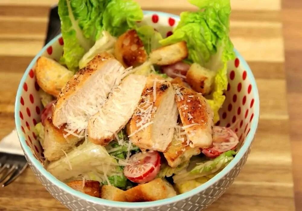 Куриная грудка для цезаря на сковороде. Цезарь с курицей. грудка запеченная для салата цезарь. куриное филе запеченное и салат. салат цезарь с курицей филе.