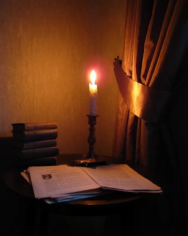 На столе стоит свеча которая отражается. Темная комната со свечами. Свечка в тёмной комноте. Стол со свечей в темной комнате. Комната освещенная свечами.