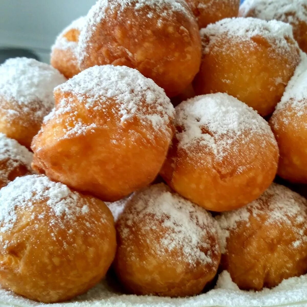 круглые шарики из теста.