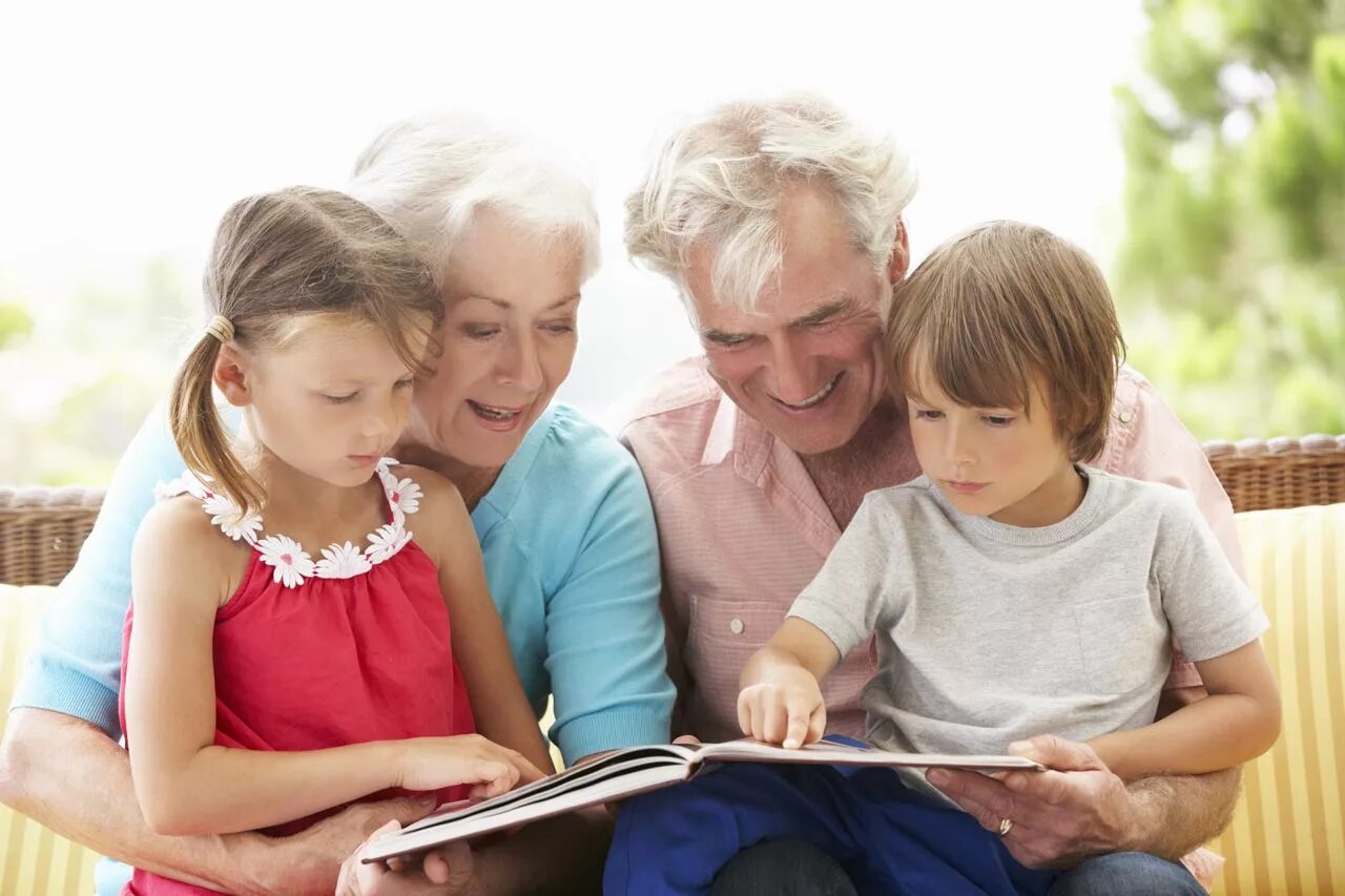 Бабушка и дедушка с внуками. Бабушка и внуки. Пенсионер с внуком. Воспитанные бабушками и дедушками. Воспитание ребенка.