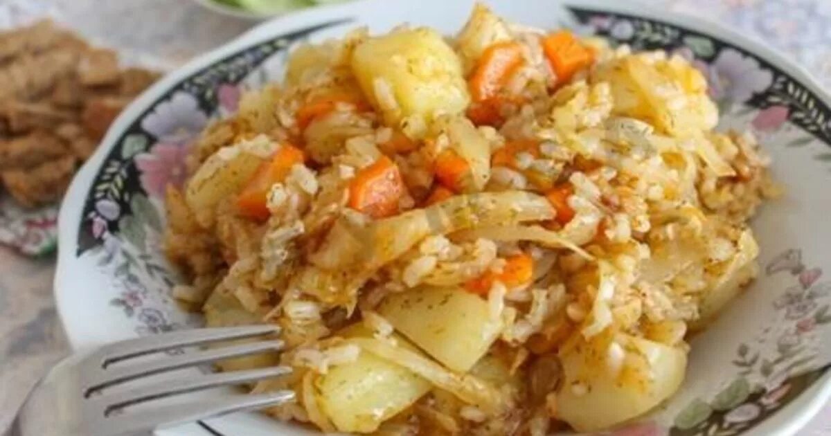 Рецепт капуста картошка морковь. Рис с картошкой. Тушеная капуста с рисом. Тушеная картошка с рисом. Тушёная капуста с картошкой.