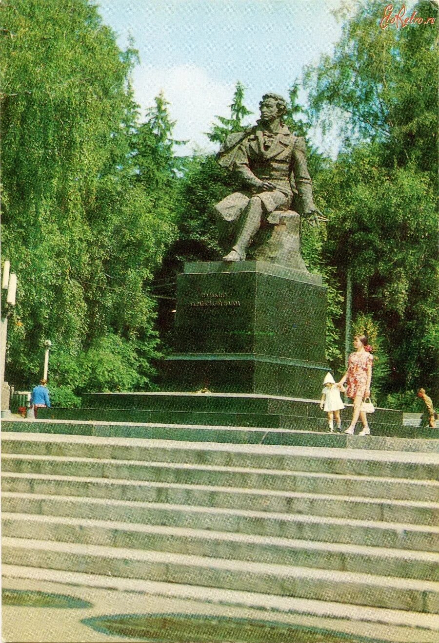 Памятник Пушкину в Киеве. Пушкинский парк Киев. Памятник Пушкину в Киеве фото. Памятник 1973.