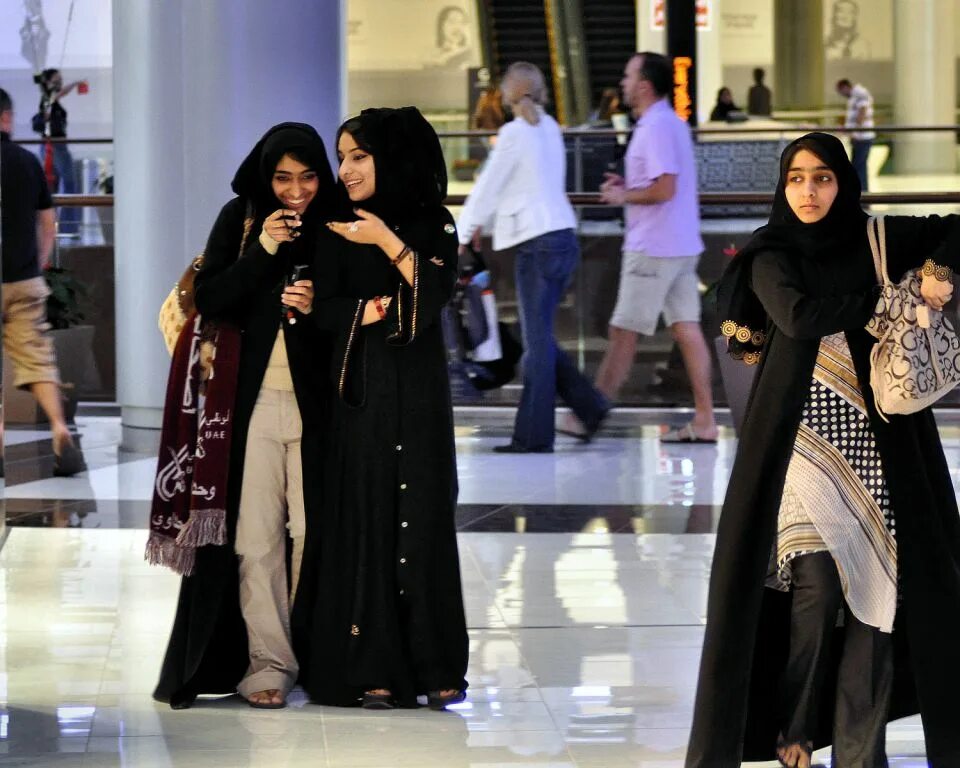 Оаэ закрывает счета. Эмиратские абайи. Абайя одежда для женщин в арабских Эмиратах. Арабская абайя из Дубая. Саудовская Аравия абайя.
