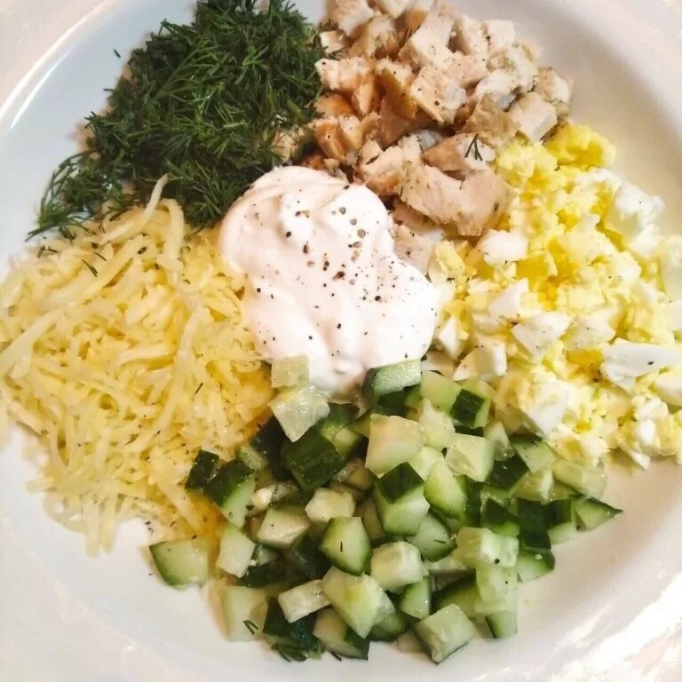 салат сытный с курицей и грибами. салат с курицей и помидорами. салат курица огурец сыр. куриный салат с огурцами. салат с куриным филе огурцом и яйцом.