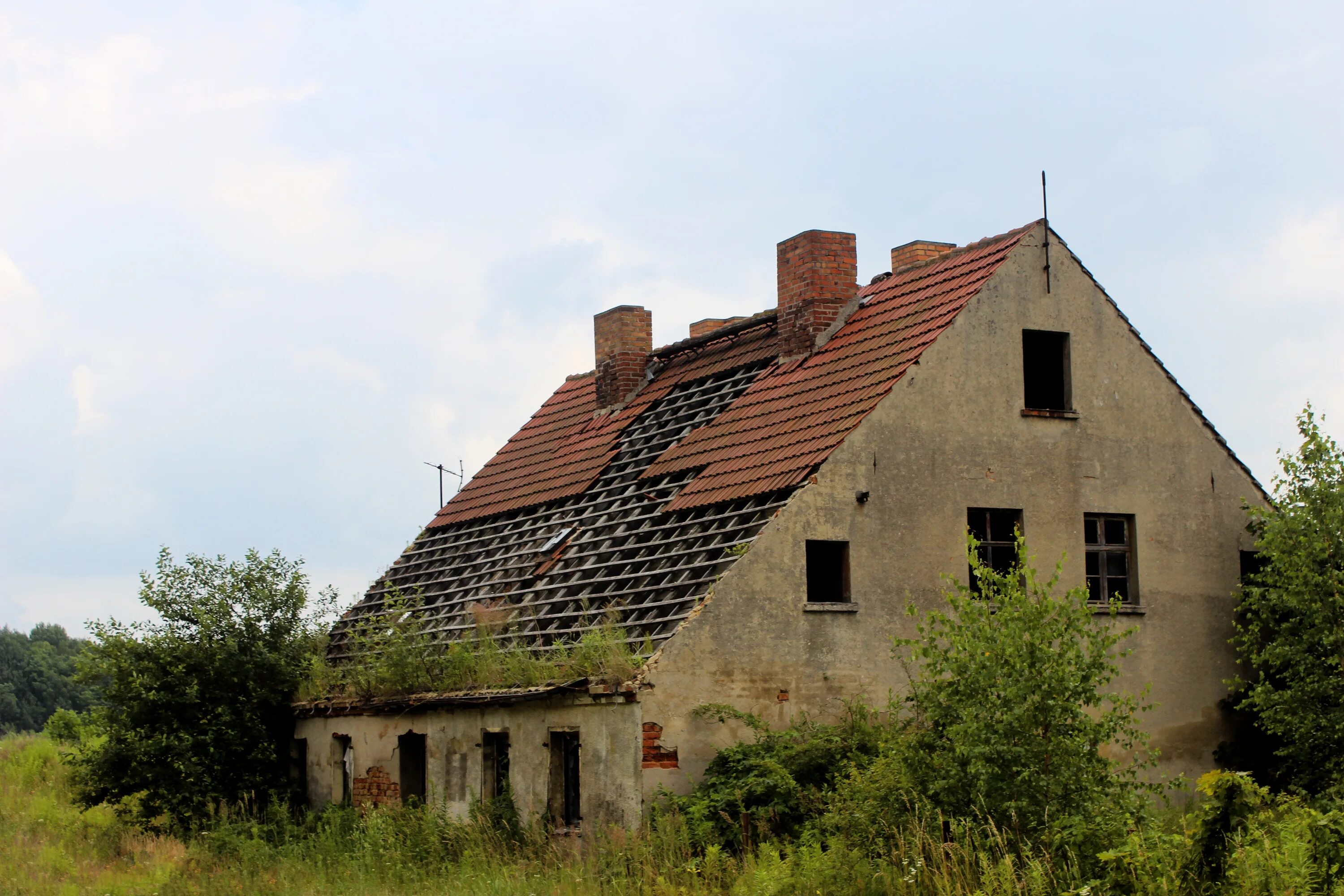 Сломал на крыше замок песня. Крыши старых домов. Разрушенная крыша. Старая металлическая кровля. Старая разрушенная крыша.