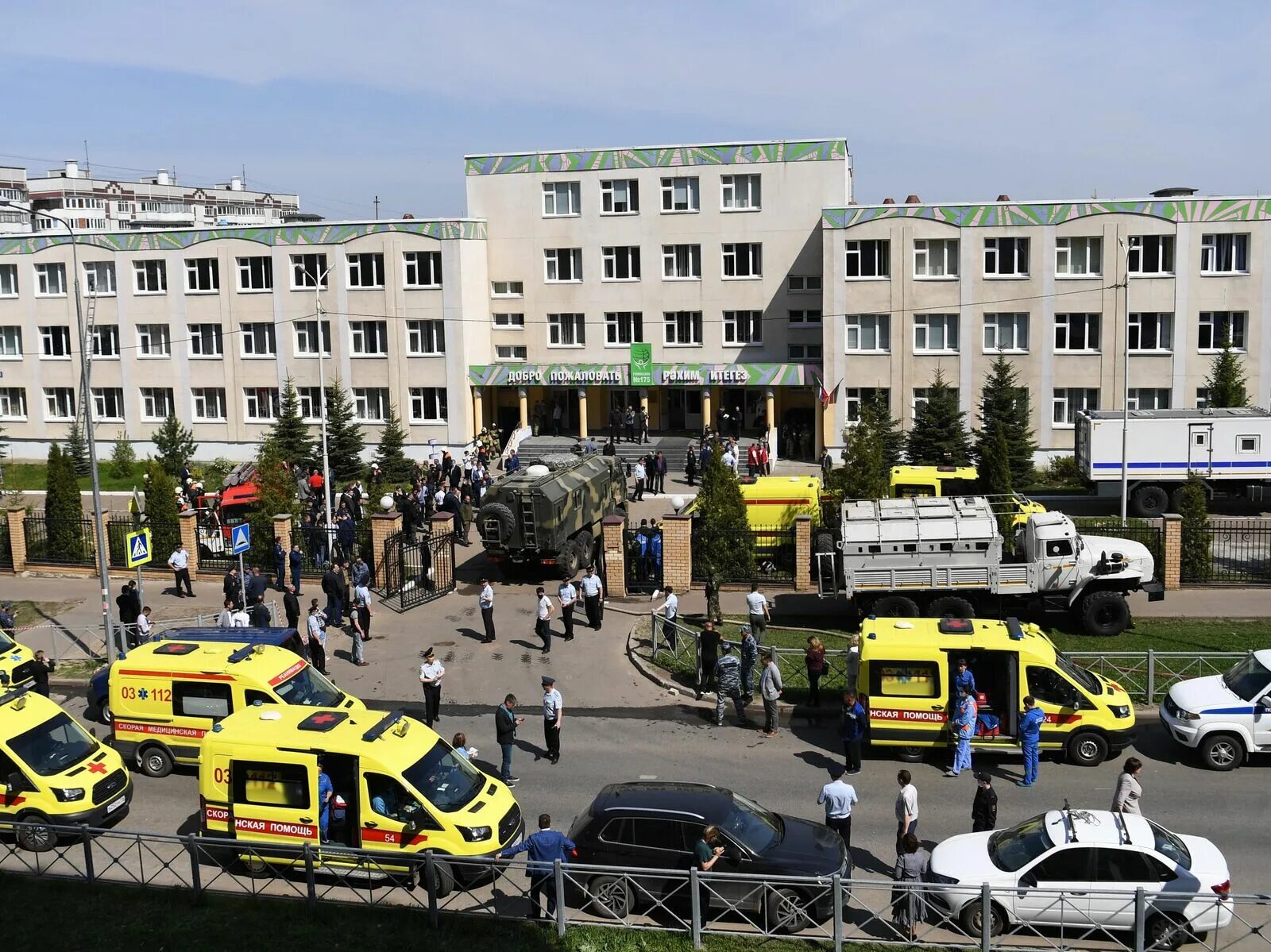 2 террориста в школе. 2 террориста в школе. 2 террориста в школе. гимназия 175 казань стрельба. 2 террориста в школе.