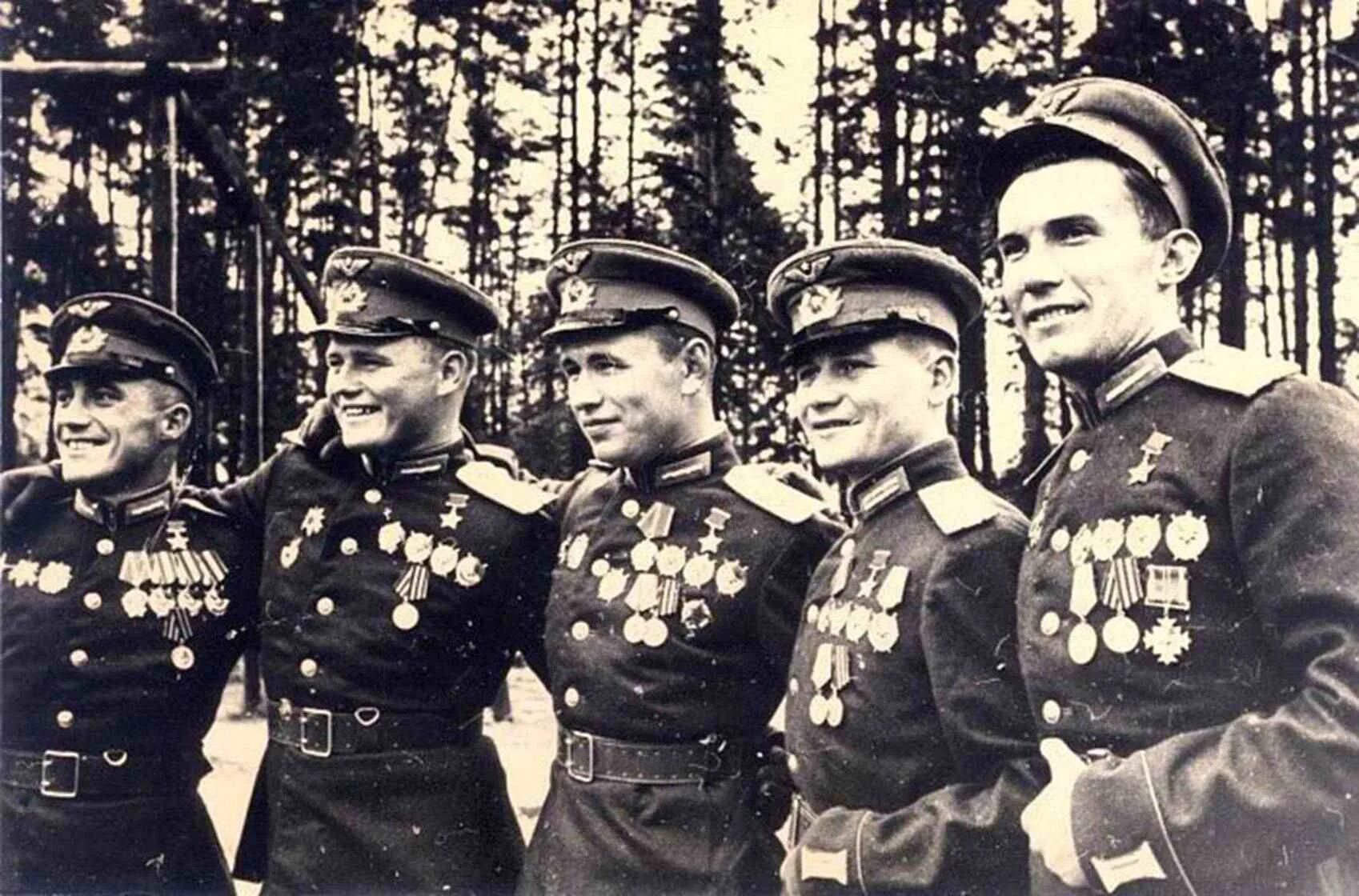 Г г офицеров. Герои советского Союза участники парада Победы 1945. Сталинские Соколы герои советского Союза в ВОВ. Офицеры Великой Отечественной войны. Солдат с орденами.