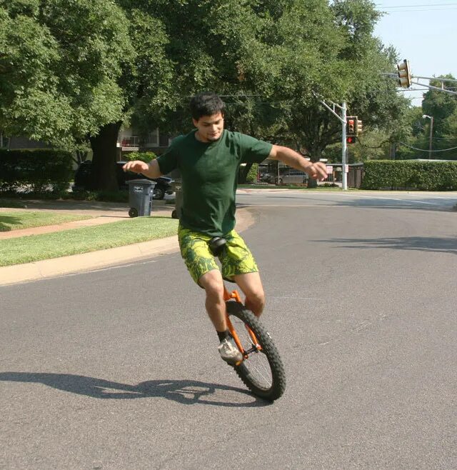 Еврей на моноколесе. Беспечный ездок николсон. Харлей беспечный ездок. Беспечный ездок николсон. Девушка на моноколесе.