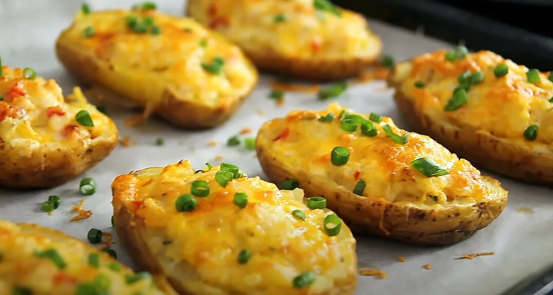 Фаршированный картофель с фаршем в духовке. Картофель фаршированный овощами. Картофель фаршированный грибами. Лодочки из картофеля с начинкой. Картошка фаршированная с грибами в духовке.