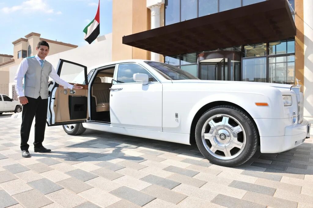 Трансфер dubai. Трансфер. Трансфер в оаэ. Дубай аэропорт такси. Дубай транспорт.