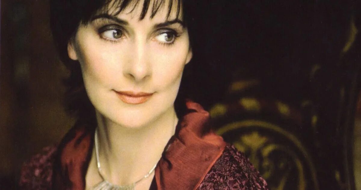 Эния сейчас. Эния с длинными волосами. Эния бару актриса в моло. Эния бару актриса. Эния бару актриса.