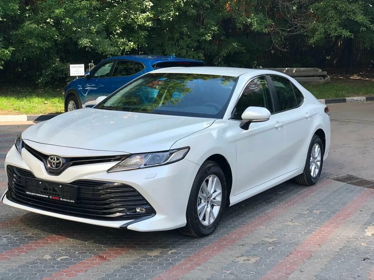 Тойота камри 2019 белая. Toyota camry 2019 белая. Тойота камри в 70 белый жемчуг. Toyota camry 2019 2. Тойота камри 2019 белый перламутр.