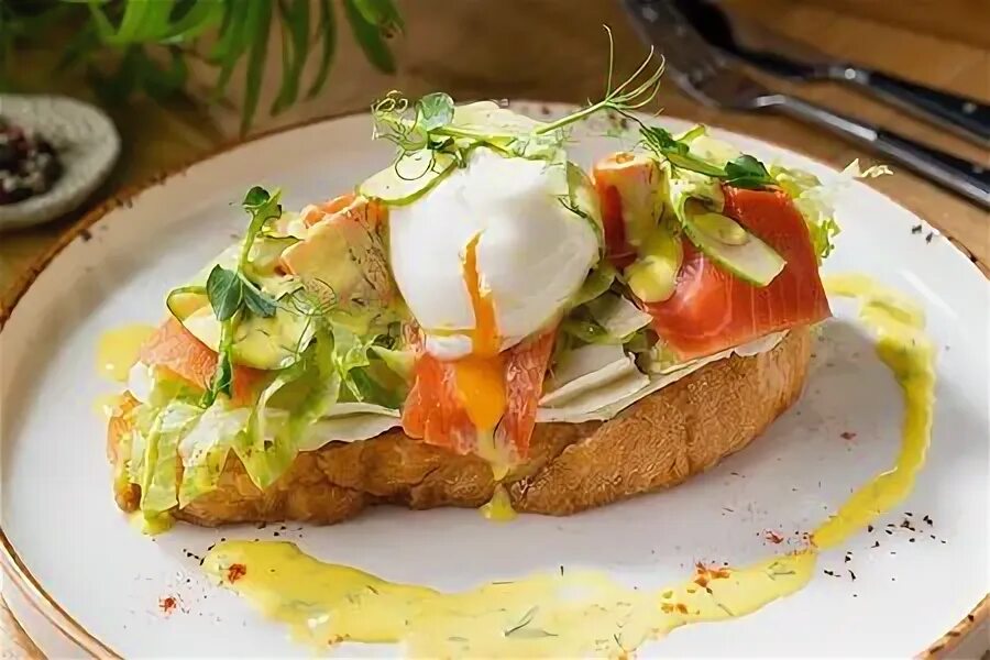 Брускетта с лососем и пашот. Брускетта с красной рыбой и яйцом пашот. Брускетты с форелью. Брускетта с лососем. Брускетта с яйцом пашот.