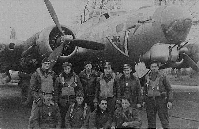 B 17 мемфисская красавица. Экипаж 17. Пилот b-17. B-17 memphis belle. Бомбардировщик летающая крепость.