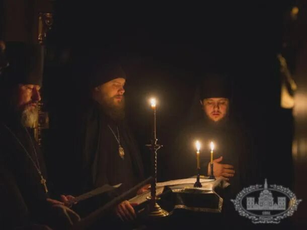 клирос литургия титов. с духовный хоровой концерт. церковное пение русской православной церкви. песнопение псалмов. хор на клиросе в храме.