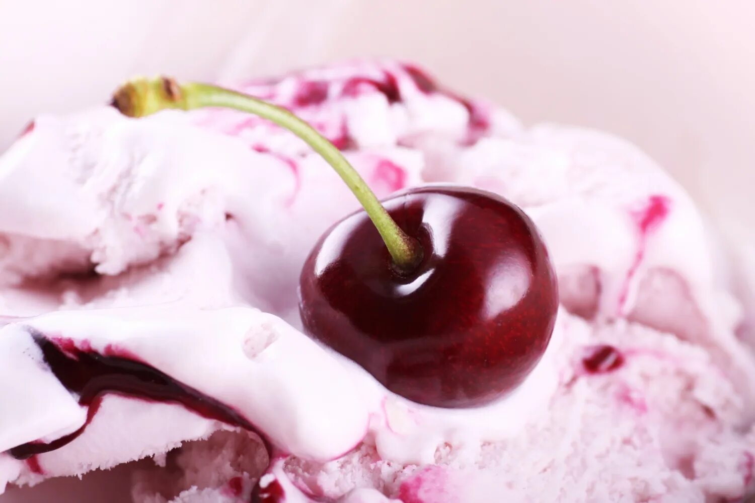 Мороженое вишня в шоколаде брикет. Cherry cream. Hello kitty cherry cream туалетная вода. Вишня со взбитыми сливками. Духи хелло китти cherry cream вайлдберриз.