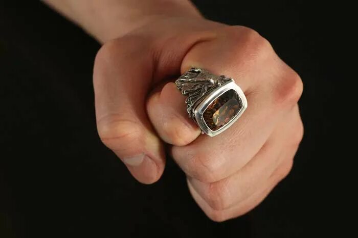 мужское кольцо на мезинец. огромный перстень. перстень на руке. мужчина с печаткой на пальце. стильные мужские кольца.