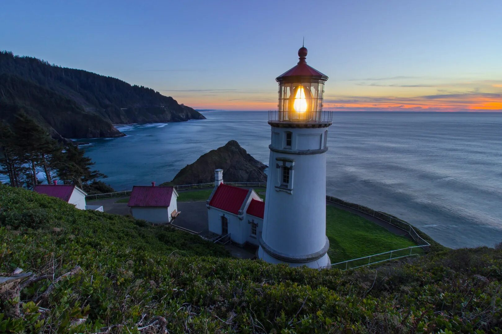Маяк в каком городе. Heceta head lighthouse, орегон. маяк мыса хесета-хед. штат орегон маяк. маяк хесета орегон.