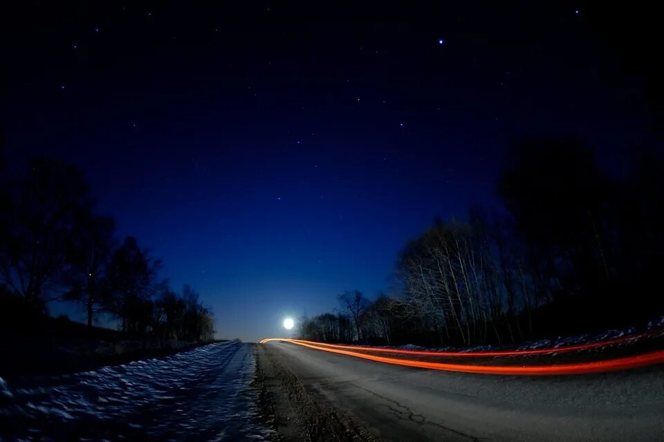 Дорога в ночь слова. Ночная дорога. Трасса ночью. Ночное небо и дорога. Красивая дорога ночью.
