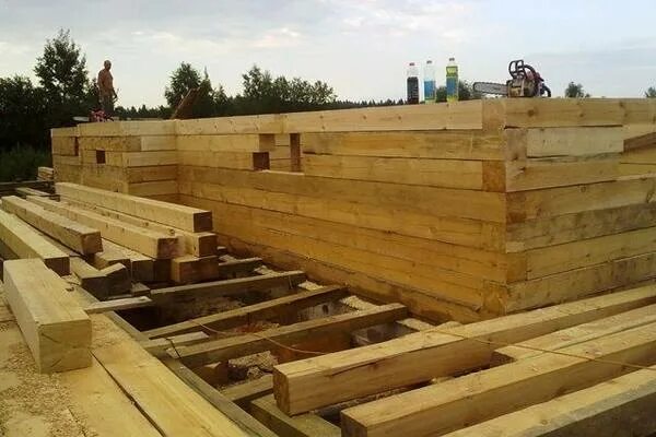 Правильная укладка бруса на баню. Дом из обрезного бруса. Укладка бруса работ. Кладка из бруса. Как сделать брус красивым вентомсамому.