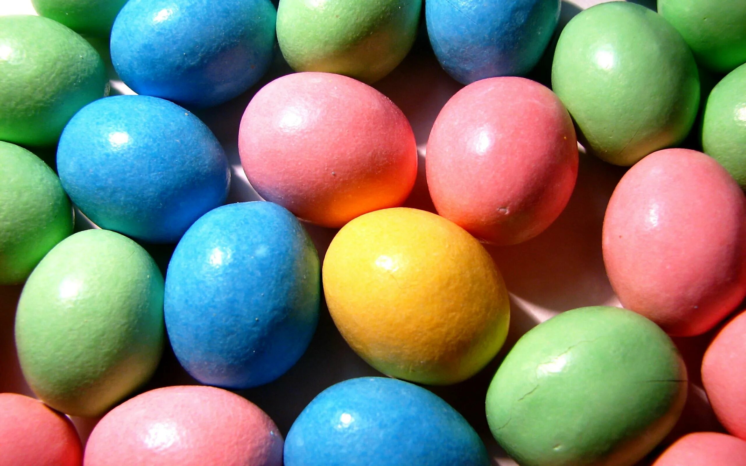 Разноцветные яйца на пасху. Цветные яйца. Разноцветные пасхальные яйца. Крашеные яйца. Разноцветные яички.