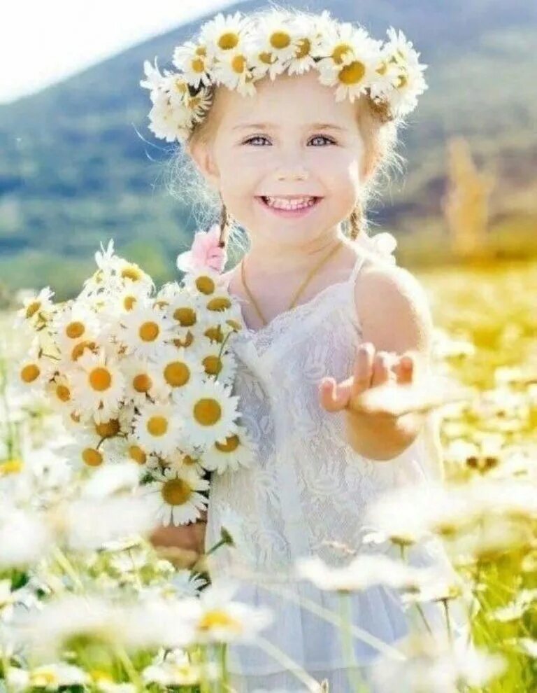 Улыбнись улыбкой счастья. Девочка в ромашках. Лето дети. Девочка с цветами. Дети с цветами.