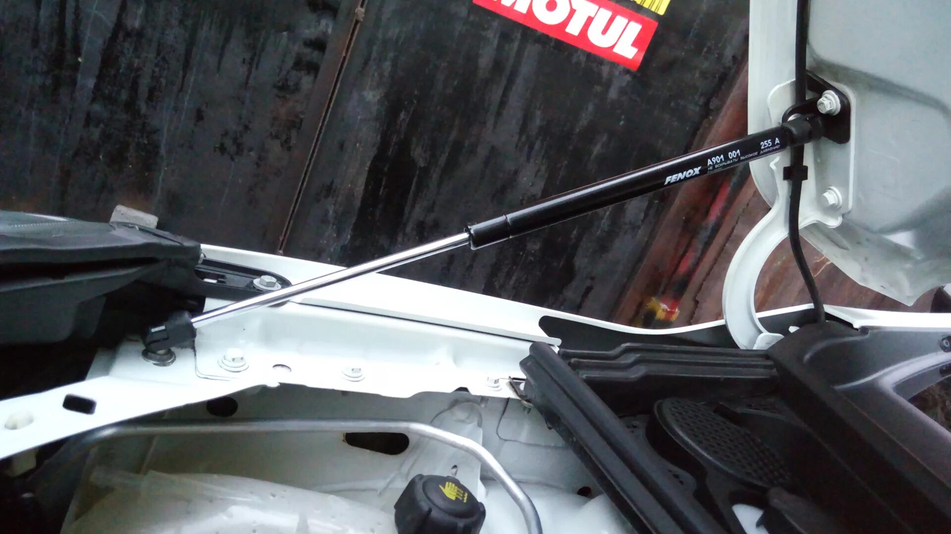 Магнитный ограничитель двери скрытый. Упоры капота лачетти седан. Ставится упор. Газовые упоры капота дэу нексия n100. Упор капота porsche 944.