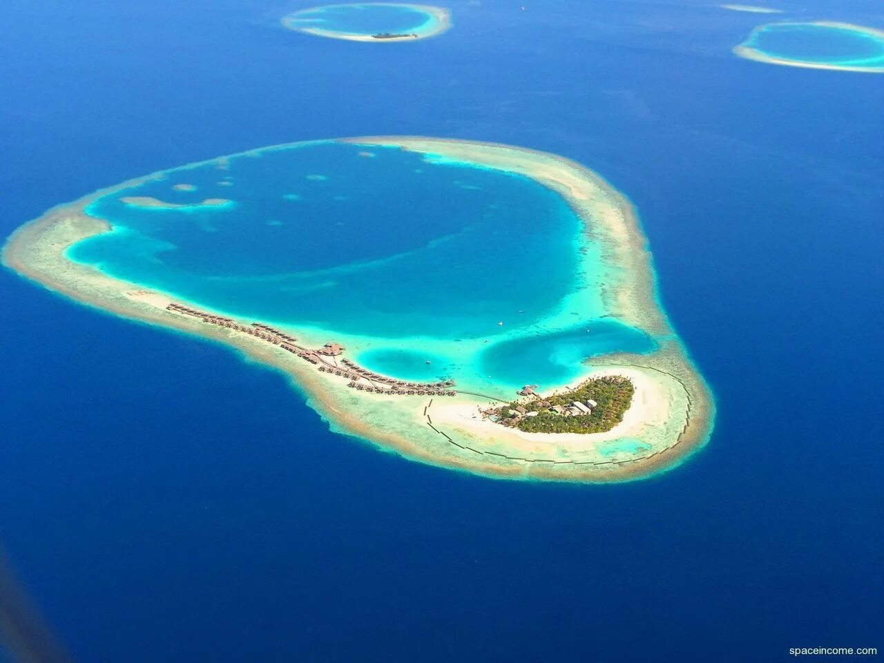 Страна состоящая из островов. Ари Атолл Мальдивы. Атолл коралловый остров. Атолл Рокас. Коралловые Атоллы Мальдивы.