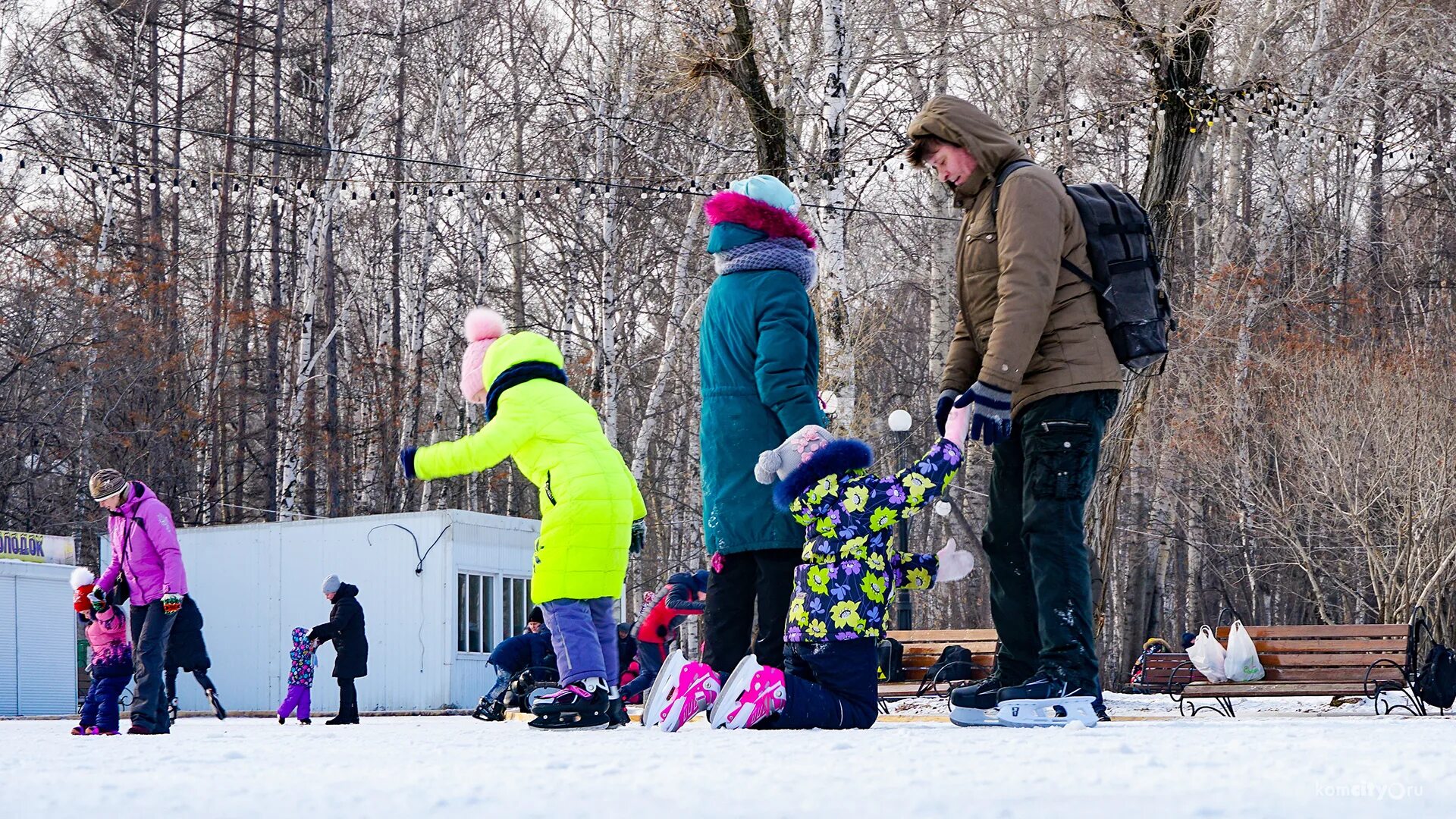 конек 2021. парк гагарина коньки. необычный каток. парк терешковой в челябинске каток. парк гагарина коньки.